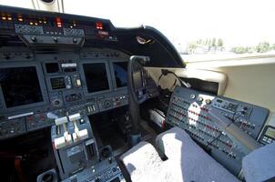 pilota cabina di pilotaggio nel un vip commerciale aereo foto