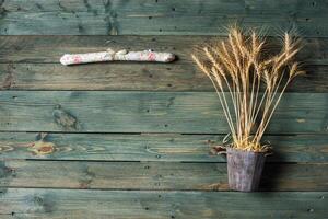 Grano orecchie su il di legno tavolo. covone di Grano al di sopra di legna sfondo. raccogliere concetto foto