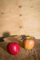 fresco rosso mele su un' di legno sfondo foto
