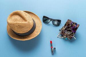 moda Accessori con cappello, occhiali da sole, collana foto