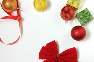 ornamenti e decorazioni natalizie comporre cornice con sfondo bianco. foto