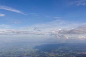 cielo blu e nuvola bianca foto