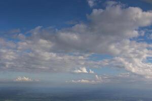 cielo blu e nuvola bianca foto