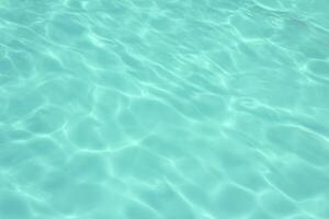 piscina con riflessi solari foto