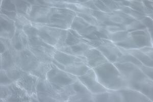 piscina con riflessi solari foto