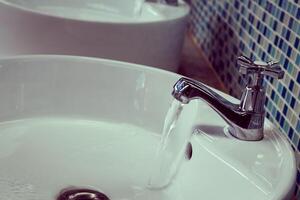 rubinetto dell'acqua con acqua corrente foto