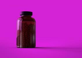 Bottiglia di vitamine 3d isolata su sfondo viola. adatto per il tuo elemento di design. foto