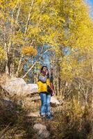 autunno foto dopo nevicata, montagna lago issyk nel almaty regione, kazakistan. ottobre.