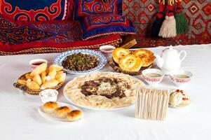nazionale kazakh piatti, beshparmak, manty, baursak foto