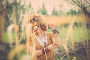 moda tiro di un' bellissimo boho stile ragazza su natura sfondo. boho, hippy. foto