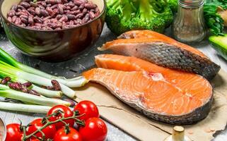 biologico cibo. crudo salmone pesce con salutare cibo. foto