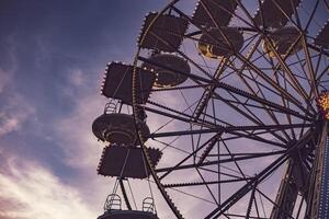 Ferris ruota luna park tramonto foto