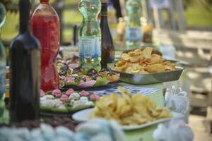 tavolo pieno di cibo per l'aperitivo a buffet foto