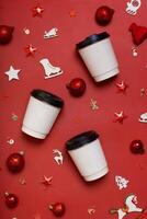 modello di cartone caffè tazze con Natale decorazioni piatto posizione, superiore Visualizza su rosso sfondo foto