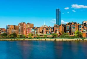 skyline di Boston con edifici storici nel distretto di back bay, vista dal fiume charles foto