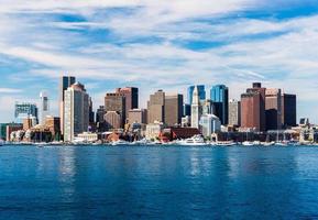 vista panoramica dello skyline di boston, vista dal porto, grattacieli nel centro di boston, paesaggio urbano della capitale del massachusetts, stati uniti d'america foto