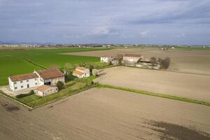 aereo Visualizza di azienda agricola nel il mezzo di un' campo foto