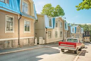 una strada a helsinki in una soleggiata giornata estiva. tradizionali case di legno finlandesi in una strada tranquilla e accogliente, finlandia foto