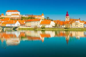 bellissimo paesaggio urbano di ptuj riflesso nell'acqua, slovenia foto