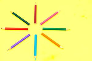 educazione,avviso.colorato matite per disegno su carta su giallo, ispirato foto