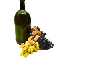vino tappi di sughero, bottiglia, uva. vecchio gusto di piacere foto