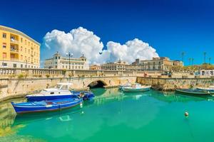 vista panoramica di ortigia, ortigia, siracusa, italia. paesaggio urbano del famoso luogo storico in sicilia foto