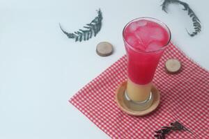 rosso bibita misto con latte è un' tipico indonesiano bevanda è bibita gembira foto