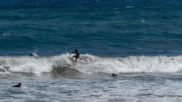surf nella spiaggia di las canteras, nella città di las palmas foto