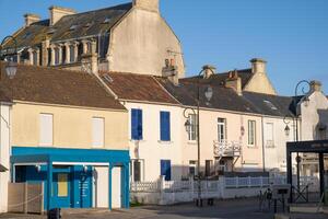 villaggio di oro spiaggia Francia. turismo e artistico storia. mare parete e lungomare foto