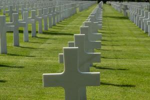 americano cimitero a Normandia la zona. vista dall'alto di lapidi. wwii memoriale. foto