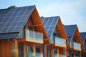moderno solare pannelli su Casa tetto foto