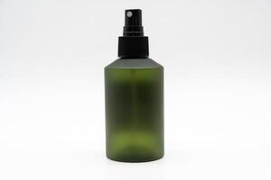 vuoto confezione verde plastica spray bottiglia per cosmetico o Salute cura Prodotto design su bianca sfondo. foto