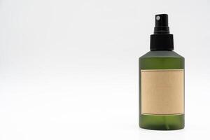 vuoto confezione verde plastica spray bottiglia per cosmetico o Salute cura Prodotto design su bianca sfondo. foto