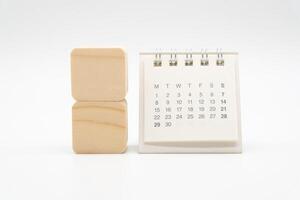 modello calendario con di legno cubo forma. spazio per il tuo testo. piallatura concetto. inizio nuovo anno con obbiettivo Piano. azione Piano, strategia. foto