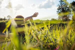 moda tiro di un' bellissimo boho stile ragazza su natura sfondo. boho, hippy. foto