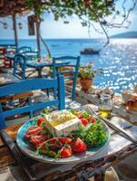 greco insalata con feta formaggio e oliva olio su piatto. greco salutare cibo foto