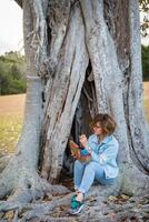 moda tiro di un' bellissimo boho stile ragazza su natura sfondo. boho, hippy. foto