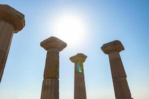 assos antico città rovine. visitare tacchino concetto. colonne di tempio di athena foto