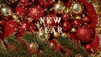 Natale flatley con nuovo anno lettering su sfocato rosso oro sfondo palline decorazione. avvicinamento, brillante composizione. cartolina foto
