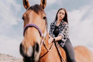 giovane contento donna nel cappello con sua cavallo nel sera tramonto luce. all'aperto fotografia con moda modello ragazza. stile di vita umore. concetto di all'aperto cavalcare, gli sport e ricreazione. foto