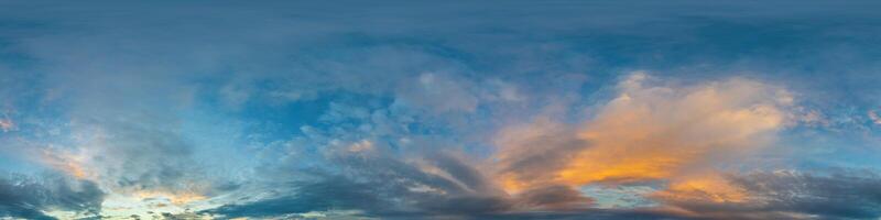 buio blu tramonto cielo panorama con d'oro cumulo nuvole. senza soluzione di continuità hdr 360 panorama nel sferico equirettangolare formato. pieno zenit per 3d visualizzazione, cielo sostituzione per aereo fuco panorami. foto