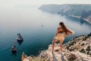 donna viaggio mare. contento turista godere assunzione immagine all'aperto per ricordi. donna viaggiatore sembra a il bordo di il scogliera su il mare baia di montagne, condivisione viaggio avventura viaggio foto