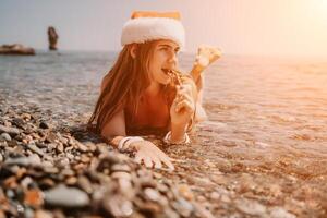 donna viaggio mare. contento turista godere assunzione immagine su il spiaggia per ricordi. donna viaggiatore nel Santa cappello sembra a telecamera su il mare baia, condivisione viaggio avventura viaggio foto