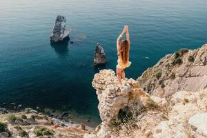 donna viaggio mare. contento turista godere assunzione immagine all'aperto per ricordi. donna viaggiatore sembra a il bordo di il scogliera su il mare baia di montagne, condivisione viaggio avventura viaggio foto