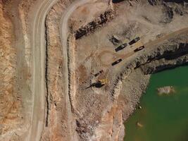 aereo Visualizza di industriale a cielo aperto estrazione cava con molte di macchinari a opera - estrazione flussi per il metallo industria. ovale estrazione industriale cratere, acido il mio drenaggio nel roccia. foto