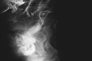 bianca Fumo isolato su nero sfondo foto