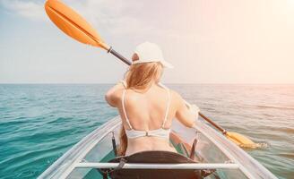 donna nel kayak indietro Visualizza. contento giovane donna con lungo capelli galleggiante nel trasparente kayak su il cristallo chiaro mare. estate vacanza vacanza e allegro femmina persone rilassante avendo divertimento su il barca foto