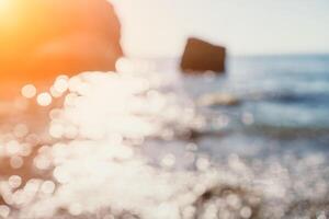 sfocato d'oro mare a tramonto. il sole riflette e scintille su il onde con bokeh, illuminante il d'oro mare. vacanza ricreazione concetto. astratto nautico estate oceano tramonto natura sfondo. foto