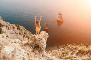 donna viaggio mare. contento turista godere assunzione immagine all'aperto per ricordi. donna viaggiatore sembra a il bordo di il scogliera su il mare baia di montagne, condivisione viaggio avventura viaggio foto