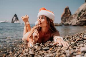 donna viaggio mare. contento turista godere assunzione immagine su il spiaggia per ricordi. donna viaggiatore nel Santa cappello sembra a telecamera su il mare baia, condivisione viaggio avventura viaggio foto